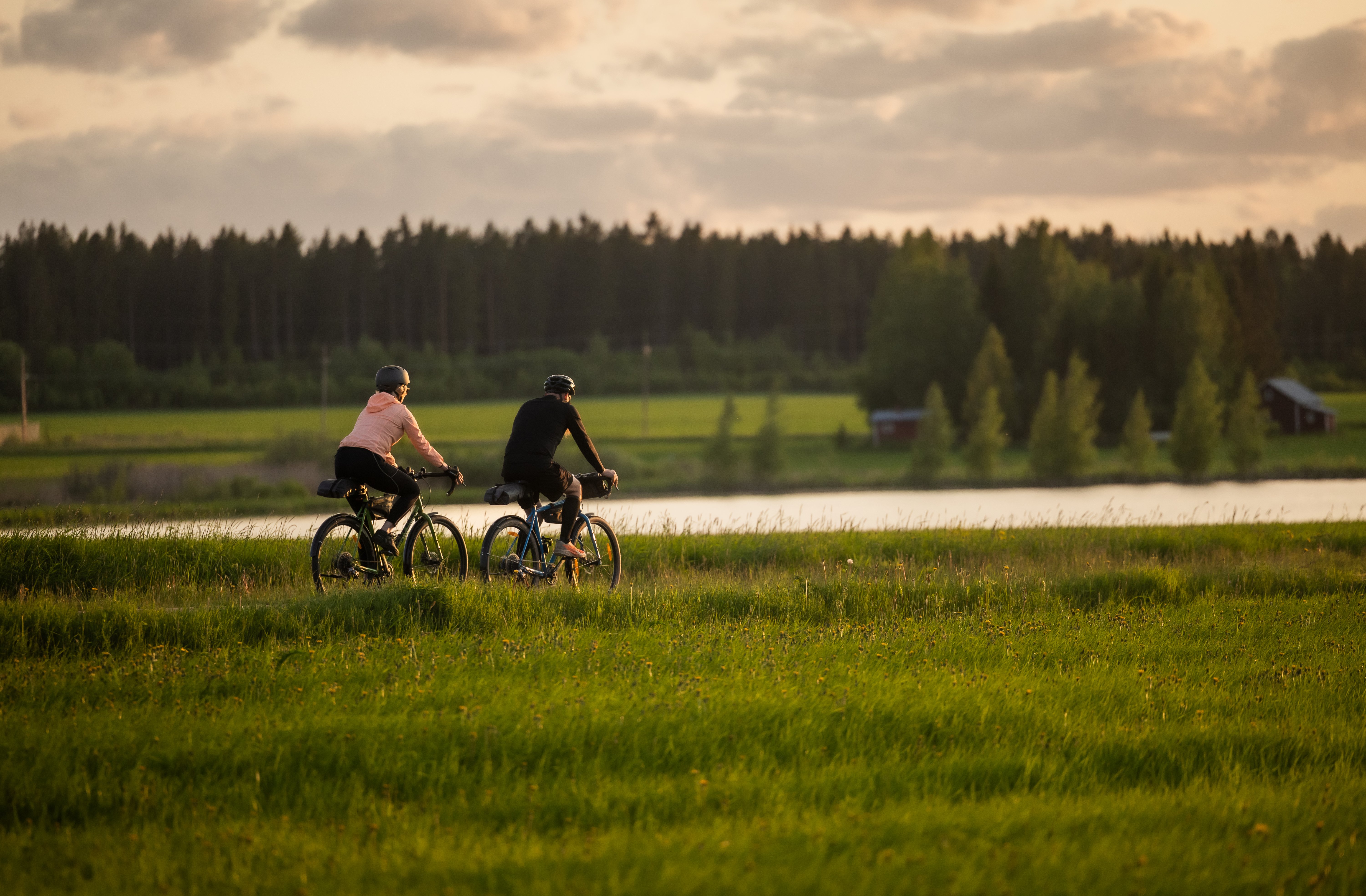 Liperi-gravel-pyoraily-joenvarsi-pariskunta